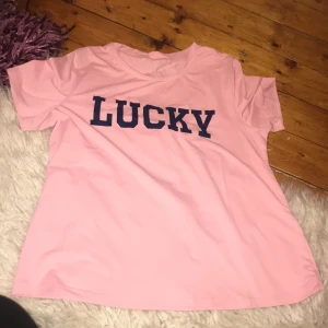 Idrotts tröja - Jättegullig rosa idrottströja den är super fin sitter tight vid midjan helt perfekt! Den är dock lite liten för mig! Använd få gånger!