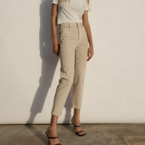 Momjeans  - Beiga momjeans från Zara i storlek 36. Använd endast en gång och är som ny. Finns i Södertälje men kan posta😊