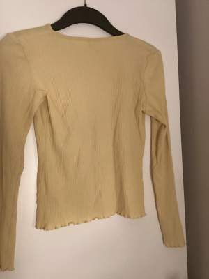 Säljer denna fina tröja från Lindex i storlek 146-152 då den inte passar mig längre 🫶🏻hör gärna av dig om du gillar den