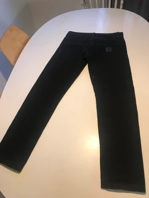 Svarta carhartt jeans - o använda carhartt jeans storlek 30x32