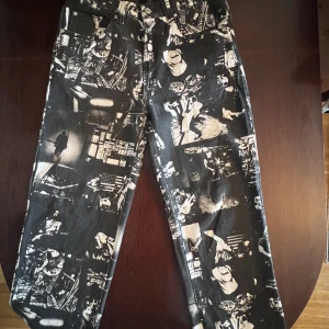 JADED LONDON Jeans  - Jeans från Jaded London med motiv. Pm för frågor och fler bilder. Kram!❤️