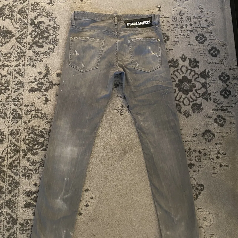 Ett par äkta grå dsquared2 jeans i storlek 48, sällan använda, säljer för 1200kr. . Jeans & Byxor.
