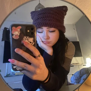 virkad mössa med katt öron - säljer denna super söta trendiga mössa med katt öron som jag har virkat själv 🫶super mjuk & går att vika hur man själv vill 🌷jag funderar på att virka å sälja fler & då ta emot önskemål om färg & mönster, skriv gärna om ni skulle vara intresserade av det🙏