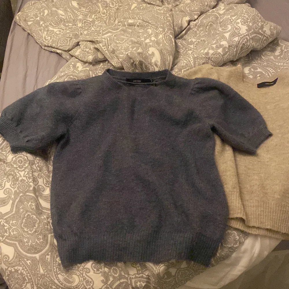 Säljer mina två stickade tröjor från vero moda. 1 för 150 2 för 250🤍Den blåa är stl M o den beiga är stl xs. Stickat.
