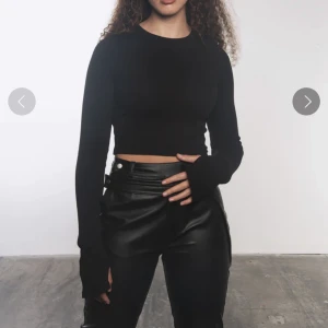 Adsgn topp svart och vit - Säljer två toppar från adsgn som tyvärr inte kommer till användning. Båda är i storlek S och är i väldigt fint skick. Köparen står för frakt, pris går att diskutera, st pris 🥰🥰