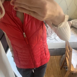 röd väst - Säljer denna röda väst i bra skick! aldrig använd💗säljer då den ej kommer till användning 