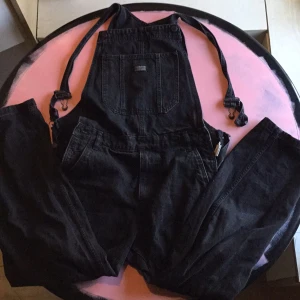 Pull and bear hängselbyxor  - Hängselbyxor från pull and bear i bra skick, storlek S. Pris kan diskuteras. Skriv för mer info