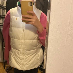 Ralph lauren väst - Säljer min Ralph lauren väst för den används inte den är i storlek 12 till 14🤍den är inte alls sliten och har inga fläckar eller något! Skriv endast om du är intresserad 😊