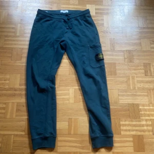 Mjukisbyxor - Stone Island mjukisbyxor, okej skick. Strl M