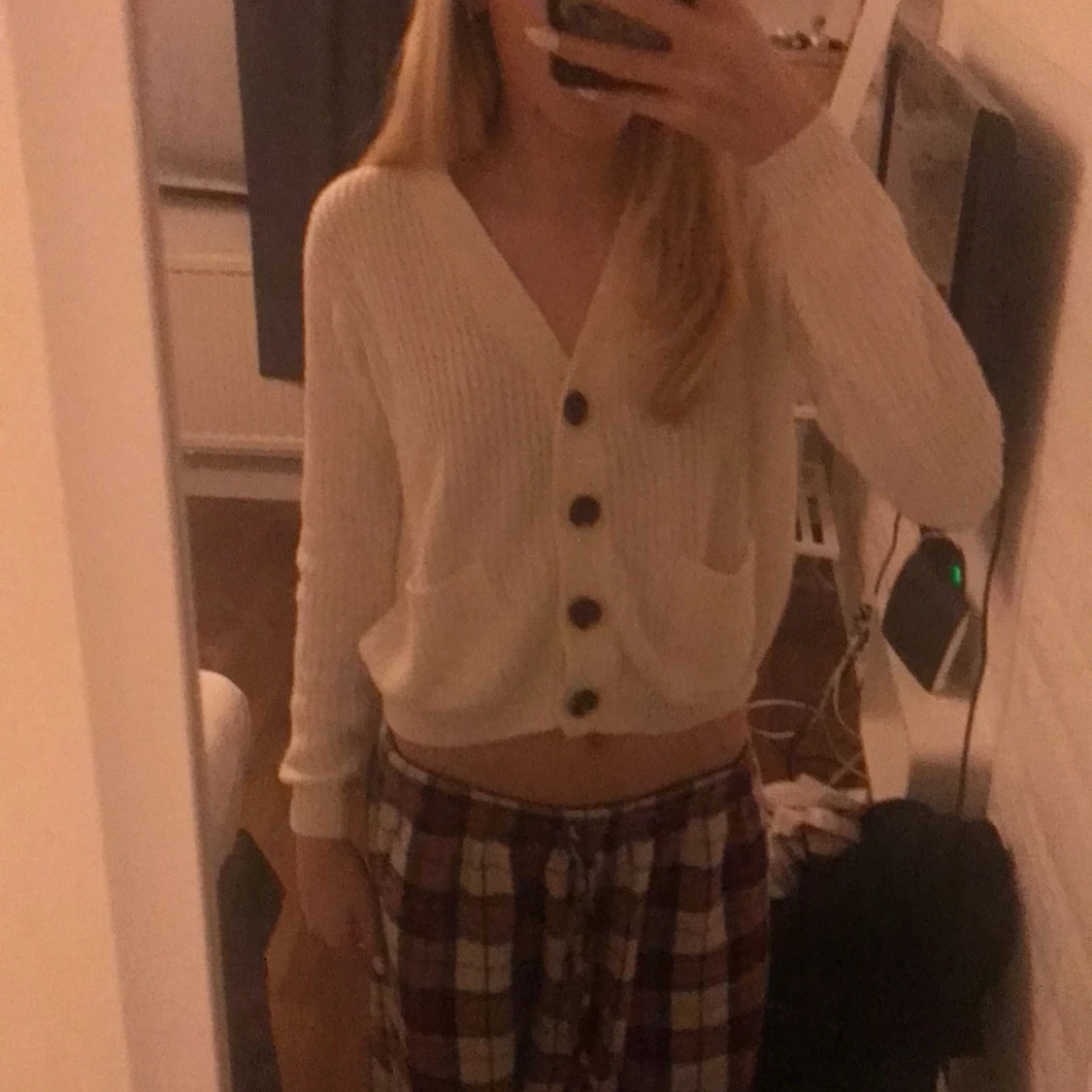 Vit stickad tröja med knappar