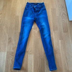 FIT JEANS  - Nya byxor bara tvättad 1 gång därav lappen borta. Väldigt stretchiga och formgivande byxor som passar någon i stolek S.