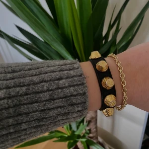 Balenciaga armband - Äkta balenciaga armband i svart med studs i guld. Säljer då det inte kommer till användning men det är i väldigt fint skick! Köparen står för frakten (69kr) spårbar💕pris kan diskuteras 