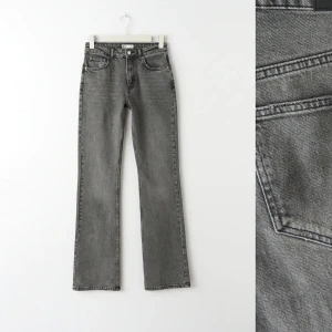 Jeans  - Säljer mina svart/gråa jeans som är i storlek 36. Har använd dom fåtals gånger💕