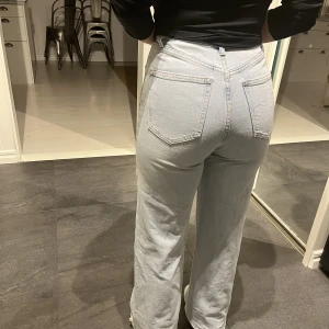 Ljusblå jeans - Säljer mina supersnygga jeans i ljusblått, dom är raka längs benen med gränsen till bootcut, hög/medel i midjan och riktigt snygga! Passar xs-s och jag är 164cm! Ord 599 