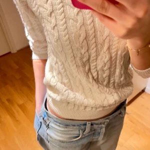 H&M - Beige kabelstickad tröja från h&m, köpt secondhand🤍 superfin men kommer aldrig till användning:( kan mötas upp i Stockholm, annars står köparen för frakt!