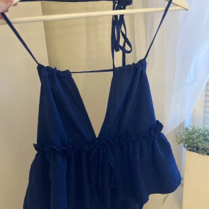 Topp - Fin topp med knytning i nacken och fram🫶🏼Ganska öppen i ryggen😍 använd fåtal gånger!