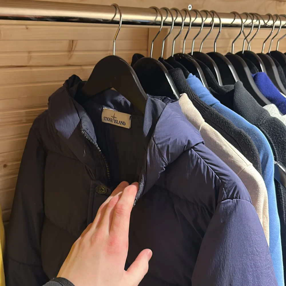 En skön stone island jacka som passar lika bra på vinter såsom på hösten  Pris: 3300kr. Jackor.