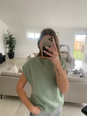 Stickad väst - Grön stickad väst i fint skick 