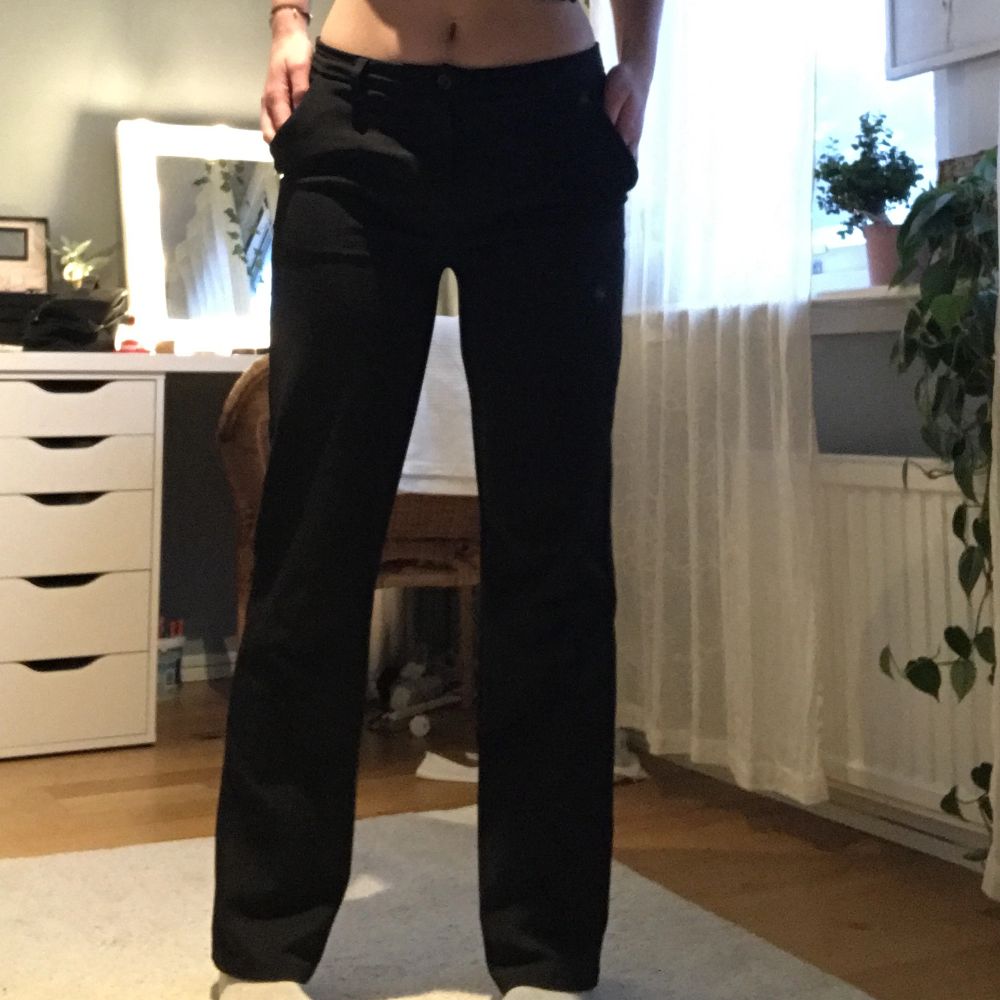 Säljer mina svarta lågmidjade kostymbyxor. (Dem sitter bra på mig som är 175cm) skriv om ni vill ha fler bilder . Jeans & Byxor.