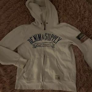 Ralp lauren hoodie - En vintage Ralph lauren hoodie med tryck. Skriv privat för bild på passform samt måtten💗
