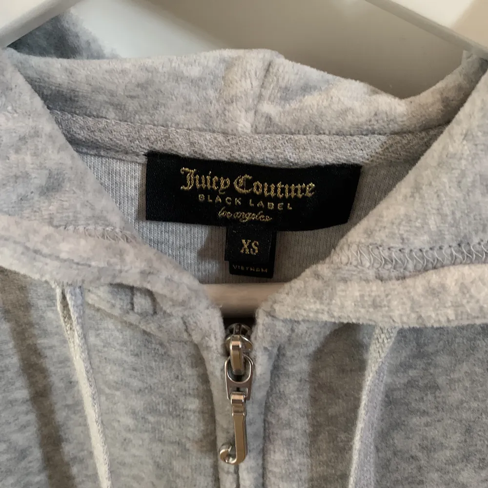 Säljer min fina Juicy couture kofta i färgen grey marl i storlek xs. Koftan är aldrig använd då den är lite för liten för mig. Frakt ingår inte i priset🤍. Tröjor & Koftor.