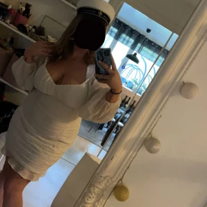 Vit klänning - Säljer nu min studentklänning som jag bara burit i 4 timmar, den är från Nelly och nypriset på denna klänning är 600kr