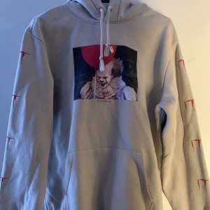It Hoodie - En ”IT” hoodie från hm Den är köpt på herravdelningen och är i storlek s. 