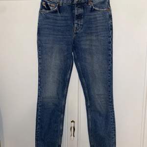 Ett par jeans från Gina tricot. Aldrig använda. Köpta för 500kr, säljer dem för 250kr. Storlek 40.