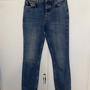 Mom Jeans - Ett par jeans från Gina tricot. Aldrig använda. Köpta för 500kr, säljer dem för 250kr. Storlek 40.