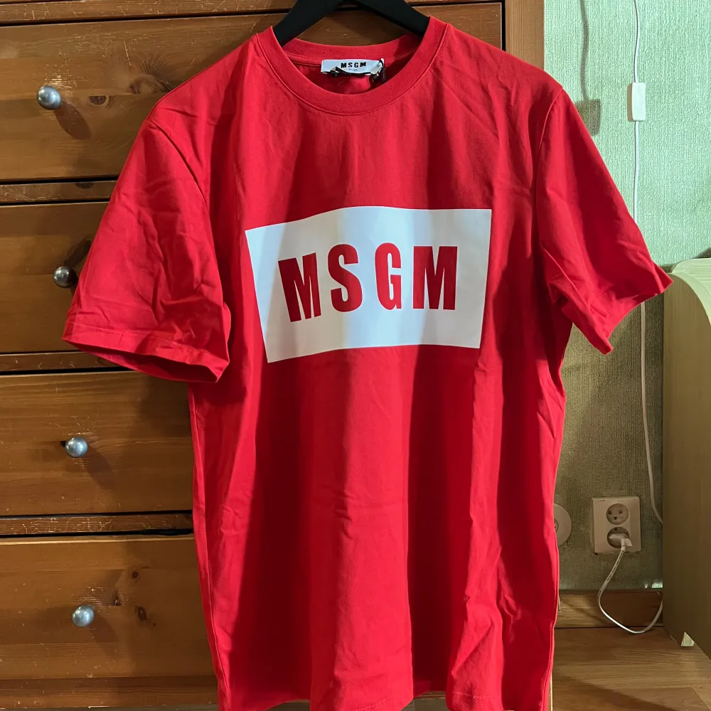 Röd T-shirt från MSGM. Hög kvalitet. Size S, relaxed fit. Aldrig använd, lite skrynklig efter förvaring. Skicka DM vid frågor. Spana in mina andra annonser också!. T-shirts.