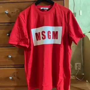 Röd T-shirt från MSGM. Hög kvalitet. Size S, relaxed fit. Aldrig använd, lite skrynklig efter förvaring. Skicka DM vid frågor. Spana in mina andra annonser också!