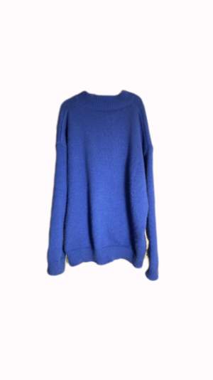 Säljer en jättefin blå stickad tröja då jag vill rensa lite kläder. Köpt second hand men bra skick, kom privat för fler bilder!❤️