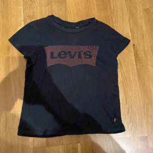 Levís t-shirt  - En Levís t-shirt använd några få gånger men inget som syns på tröjan 