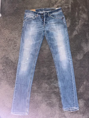 Dondup jeans - Blåa dondup jeans i storlek 31, bra skick på brallorna, säljer för 350 kr pris går att diskutera