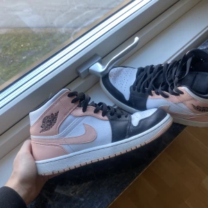 Air Jordan 1 mid Crimson tint - Storlek 43, använt sparsamt.