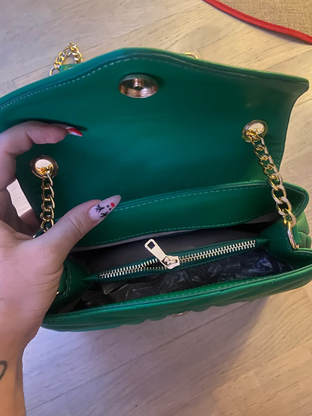 En super snygg YSL inspirerand väska i en grön snygg färg . Väskor.