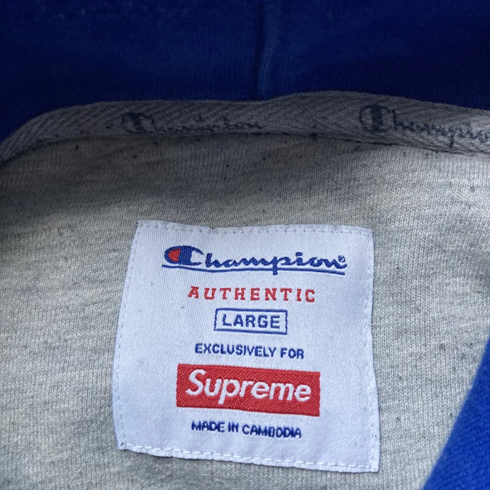 Supreme x Champion hoodie från 2017 Väldigt bra kvalite men blivit tvättat en del gånger. Hoodies.