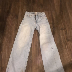 Storlek xxs från lager 157 - Säljer dessa jeans pågrund av att dem inte kommer till användning längre och dem är lite för stora det är storlek xxs inte använda så mycket pris kan diskuteras bra skick! Skriv för fler bilder/frågor eller så💕