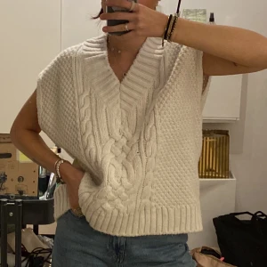 Virkad väst strl. M! - Säljer denna krämvita virkade västen från H&M i storlek M.