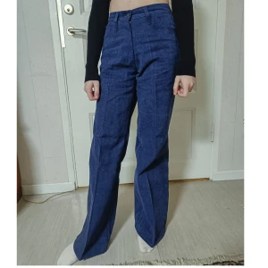 Högmidjade byxor  - Säljer dessa fina högmidjade byxor som gjordes på 70-talet och aldrig har använts! De är 64 cm i midjan och 80 i längden, vilket motsvarar typ xs, men har även massa andra storlekar så det är bara att höra av sig!💗