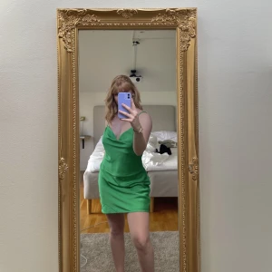 Grön klänning från Ginatricot  - En superfin party klänning från Gina som faller snyggt. Har den i stl 38 och har använt den ca 5 gånger så den är i mycket bra skick.