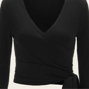 Cropped self-tie wrap top - Säljer denna top som inte har kommit till användning. Är i bra skick och man kan justera den. Har köpt i storlek S och passar mig som har xs/s❤️