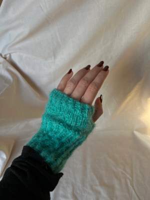 Handstickade fingerlösa vantar i ull och mohair. Tveka inte för frågor och personliga beställningar tex!   Hitta mig på Instagram : @ la.marge_