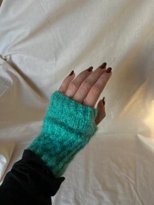 Handstickade vantar - Handstickade fingerlösa vantar i ull och mohair. Tveka inte för frågor och personliga beställningar tex!   Hitta mig på Instagram : @ la.marge_