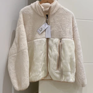 UGGs kofta - Fleece kofta från märket UGGs. Sprillans ny, helt oanvänd