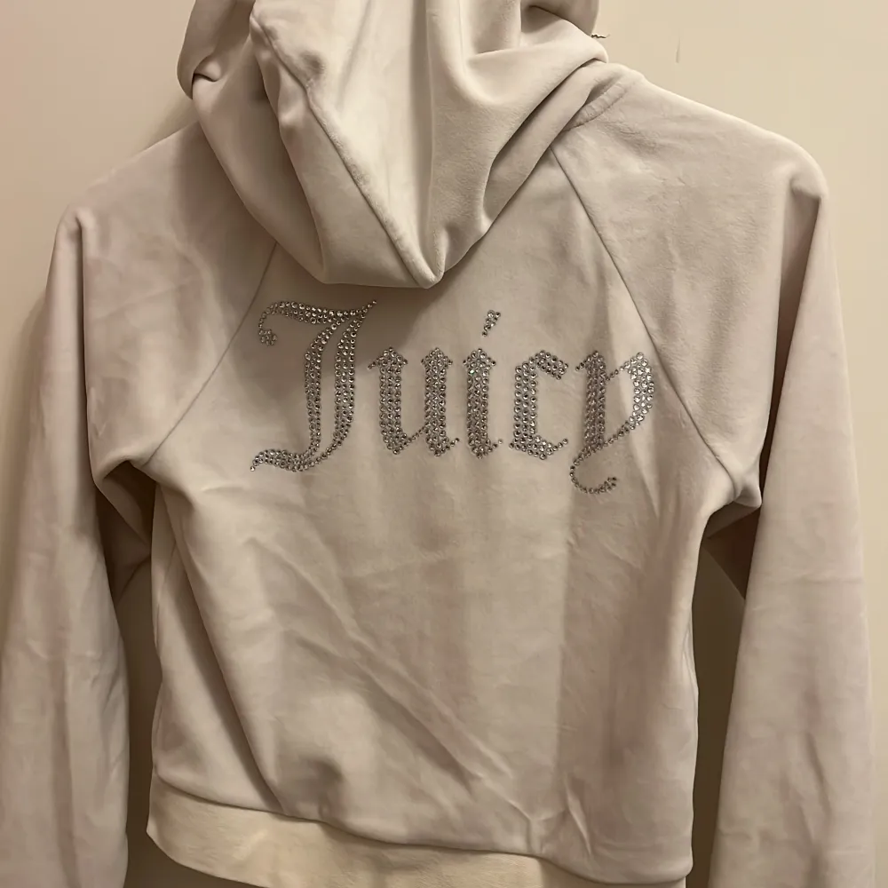 Vit juicy couture hoodie med juicy text💗köpt på urban outfitters för 999 kr i storlek xs men finns inte kvar, säljer för 499kr❤️ använd nåra gngr men inga defekter💕kontakta om intresse,pris,utseende,bilder och funderingar💓. Tröjor & Koftor.