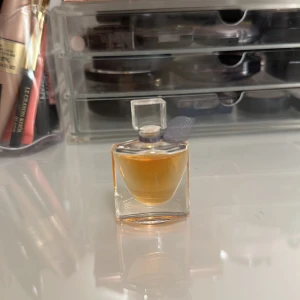 Lancome la vie est belle parfym - Säljer denna helt oanvända Lancome la vie est belle parfymen💋detta är en mer koncentrerad starkare sorts parfym, så man behöver bara någon droppe för att det ska lukta hela dagen! Den är liten!