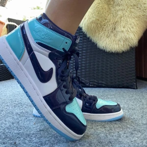 Jordans 1 ljusblå - Säljer dessa såå snygga ljusblå jordans ❤️ använda två gånger, lånade bilder. Bara att fråga om egna❤️