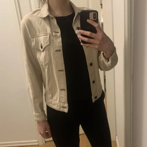 Jeans jacka  - Beige jeansjacka i storlek S Pris 150 + 66kr i frakt.