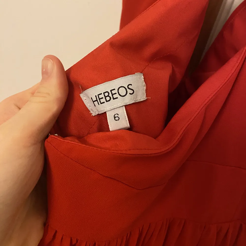 Säljer en jättefin röd balklänning från ett företag utanför Sverige. Klänningen är skräddarsydd enligt följande mått Byst: 87,6 Midja:69,8 höfter:95,8. Detta ses som en storlek 36. Bara testad så i nyskick. Bara skriva vid frågor eller mer bilder🥰. Klänningar.